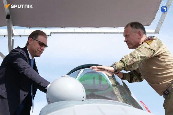 شیخ محمد بن زاید آل نهیان، رئیس جمهور امارات متحده عربی با هواپیماهای جنگی روسیه آشنا شد شیخ محمد بن زاید آل نهیان، رئیس جمهور امارات متحده عربی با هواپیماهای جنگی روسیه آشنا شد - اسپوتنیک ایران