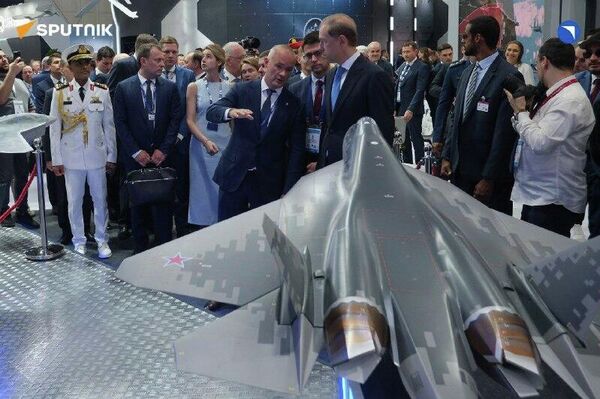 شیخ محمد بن زاید آل نهیان، رئیس جمهور امارات متحده عربی با هواپیماهای جنگی روسیه آشنا شد شیخ محمد بن زاید آل نهیان، رئیس جمهور امارات متحده عربی با هواپیماهای جنگی روسیه آشنا شد - اسپوتنیک ایران