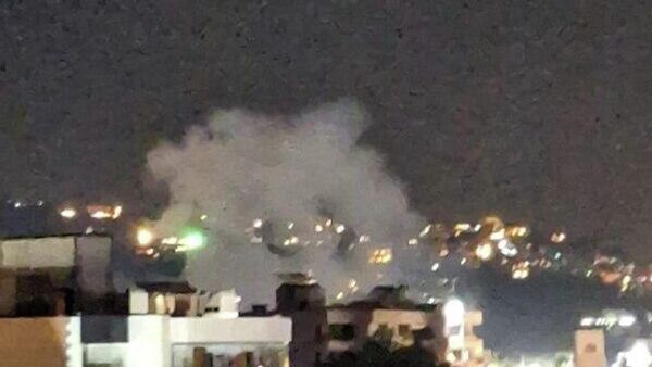 هدف قرار گرفتن یک خودرو در نزدیکی منطقه حسبه در صیدا در جنوب لبنان از سوی اسرائیل - اسپوتنیک ایران  