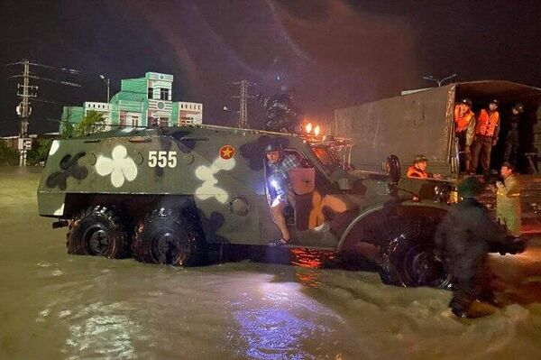 ویتنام از نفربرهای زرهی BTR-152 ساخت شوروی برای نجات مردم از سیل استفاده می‌کند - اسپوتنیک ایران  