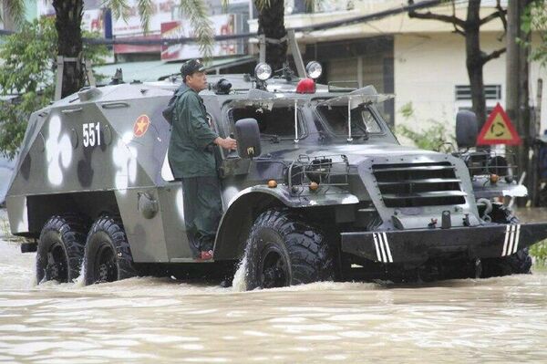 ویتنام از نفربرهای زرهی BTR-152 ساخت شوروی برای نجات مردم از سیل استفاده می‌کند - اسپوتنیک ایران  