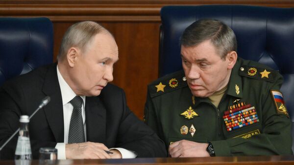 Президент РФ Владимир Путин и начальник Генерального штаба Вооружённых Сил РФ Валерий Герасимов, фото из архива - اسپوتنیک ایران  