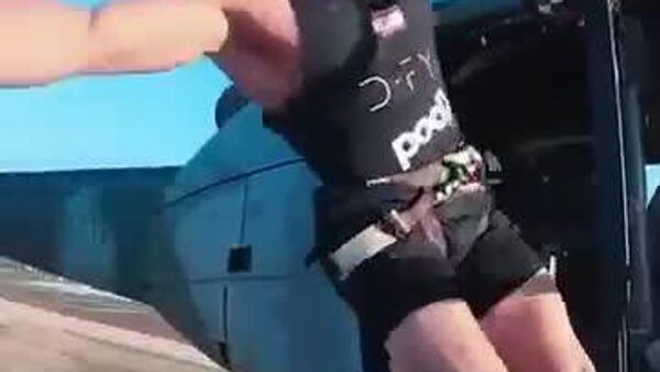 ثبت رکود گینس در نگه داشتن پرچم در بالگرد در حال پرواز - اسپوتنیک ایران  