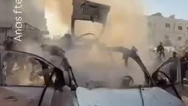 به گزارش رسانه‌های محلی، جنگنده‌های اسرائیلی به یک خودرو در شهر غزه حمله کردند که منجر به کشته و زخمی شدن چندین نفر شد - اسپوتنیک ایران  