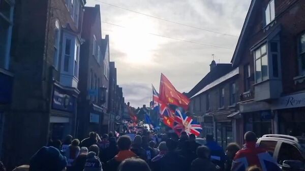 صدها نفر در ساسکس شرقی بریتانیا علیه جابجایی مهاجران در اردوگاه ارتش اعتراض کردند - اسپوتنیک ایران  
