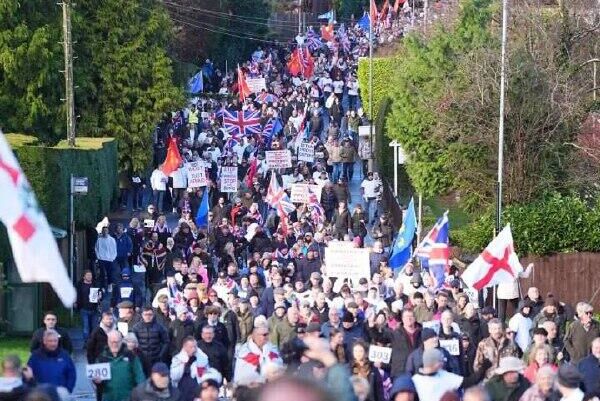 صدها نفر در ساسکس شرقی بریتانیا علیه جابجایی مهاجران در اردوگاه ارتش اعتراض کردند - اسپوتنیک ایران  