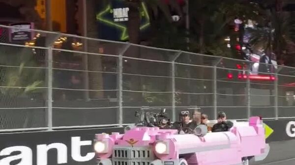 برندگان فرمول یک، یک کادیلاک تمام‌عیار ساخته شده از قطعات لگو را راندند - اسپوتنیک ایران  