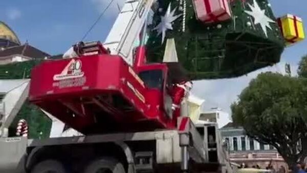 مردی در برزیل بر اثر سقوط جرثقیل هنگام نصب درخت کریسمس جان خود را از دست داد - اسپوتنیک ایران  