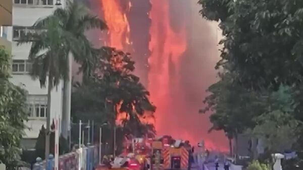 بیش از 760 آتش‌نشان در حال مهار آتش‌سوزی در یک مجتمع مسکونی در هنگ کنگ - اسپوتنیک ایران  