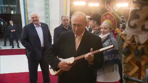 نواختن کوموز قرقیزی - یک ساز زهی سنتی قرقیزی توسط ولادیمیر پوتین - اسپوتنیک ایران  