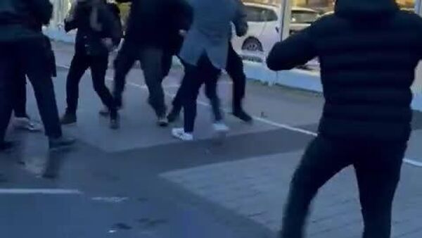 حمله جوانان به جولیان اشمیت، عضو حزب «آلترناتیو برای آلمان» - اسپوتنیک ایران  