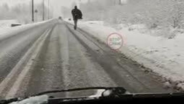 «بتمن» در حال رانندگی با اسکوتر در خیابانی برفی در گرودزیسک لهستان - اسپوتنیک ایران  