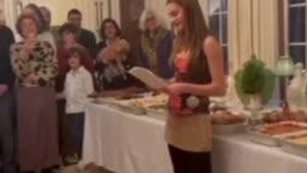 شام شکرگزاری یک خانواده پس از اینکه میز هنگام نوشیدن شراب شکست، به سرعت در فضای مجازی پخش شد - اسپوتنیک ایران  