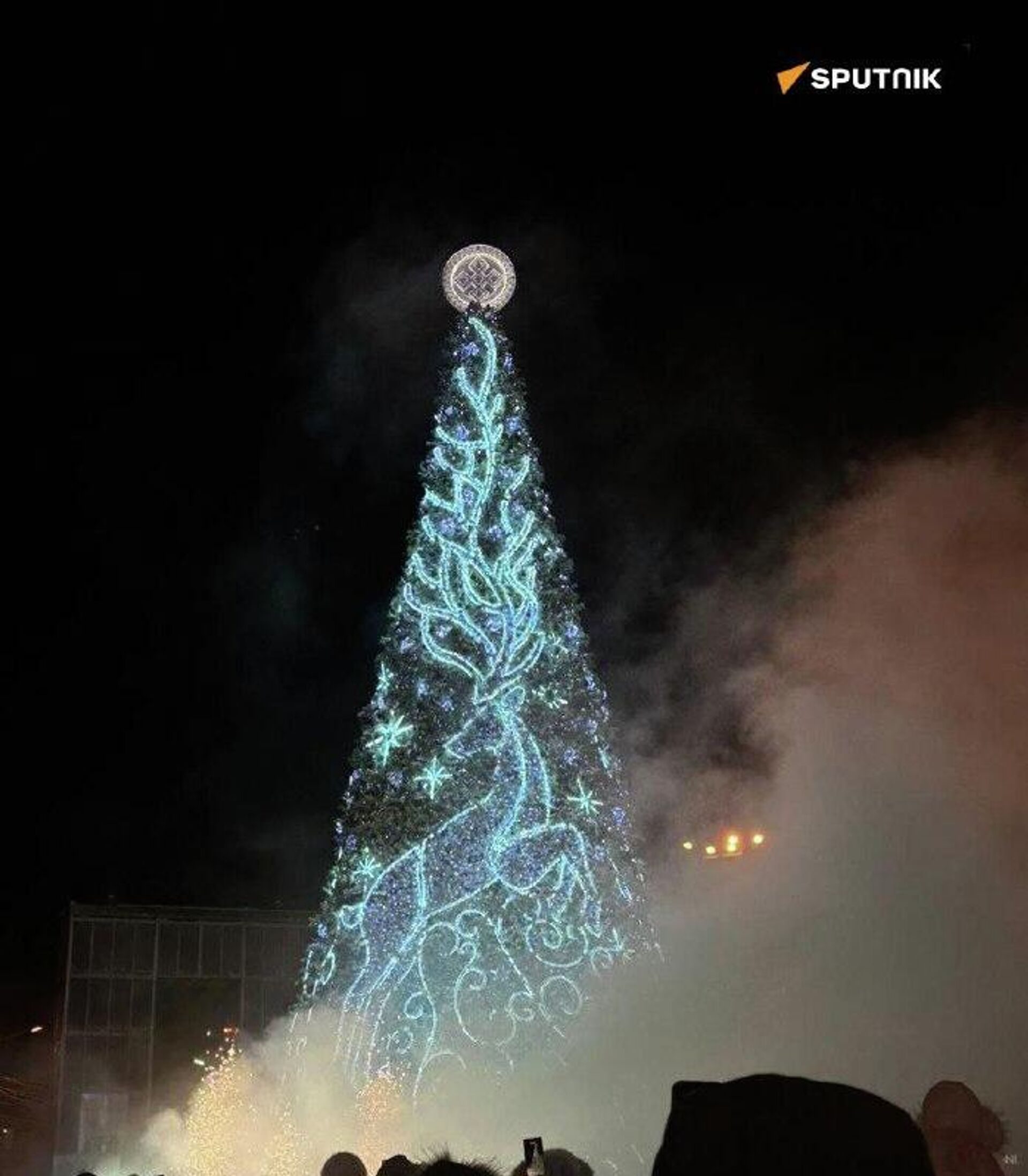 اولین درخت سال نو در روسیه توسط حاکم سرما، چیسخان، در یاکوتسک روشن شد - اسپوتنیک ایران  , 1920, 01.12.2025