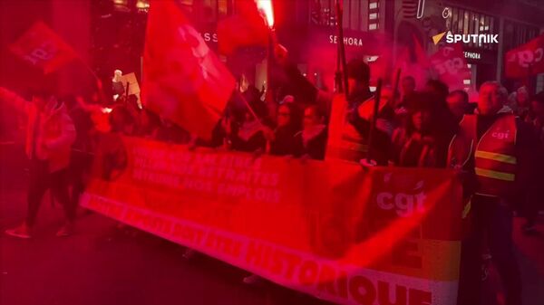 تصاویر اسپوتنیک از اعتراضات اتحادیه های کارگری به بودجه سال 2026 در پاریس - اسپوتنیک ایران  