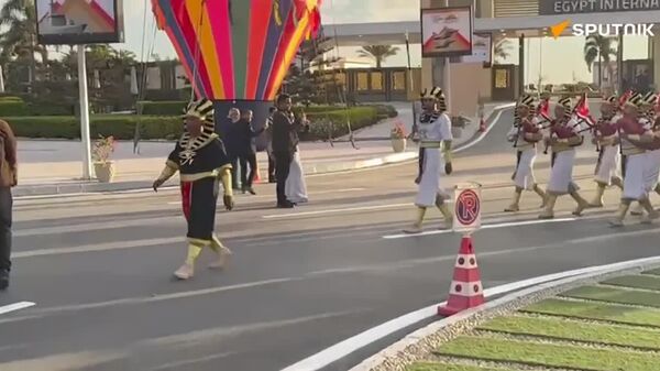 لنز «اسپوتنیک» مشارکت گروه موسیقی نظامی را در پایان رویدادهای روز سوم در EDEX-2025 به تصویر می‌کشد - اسپوتنیک ایران  