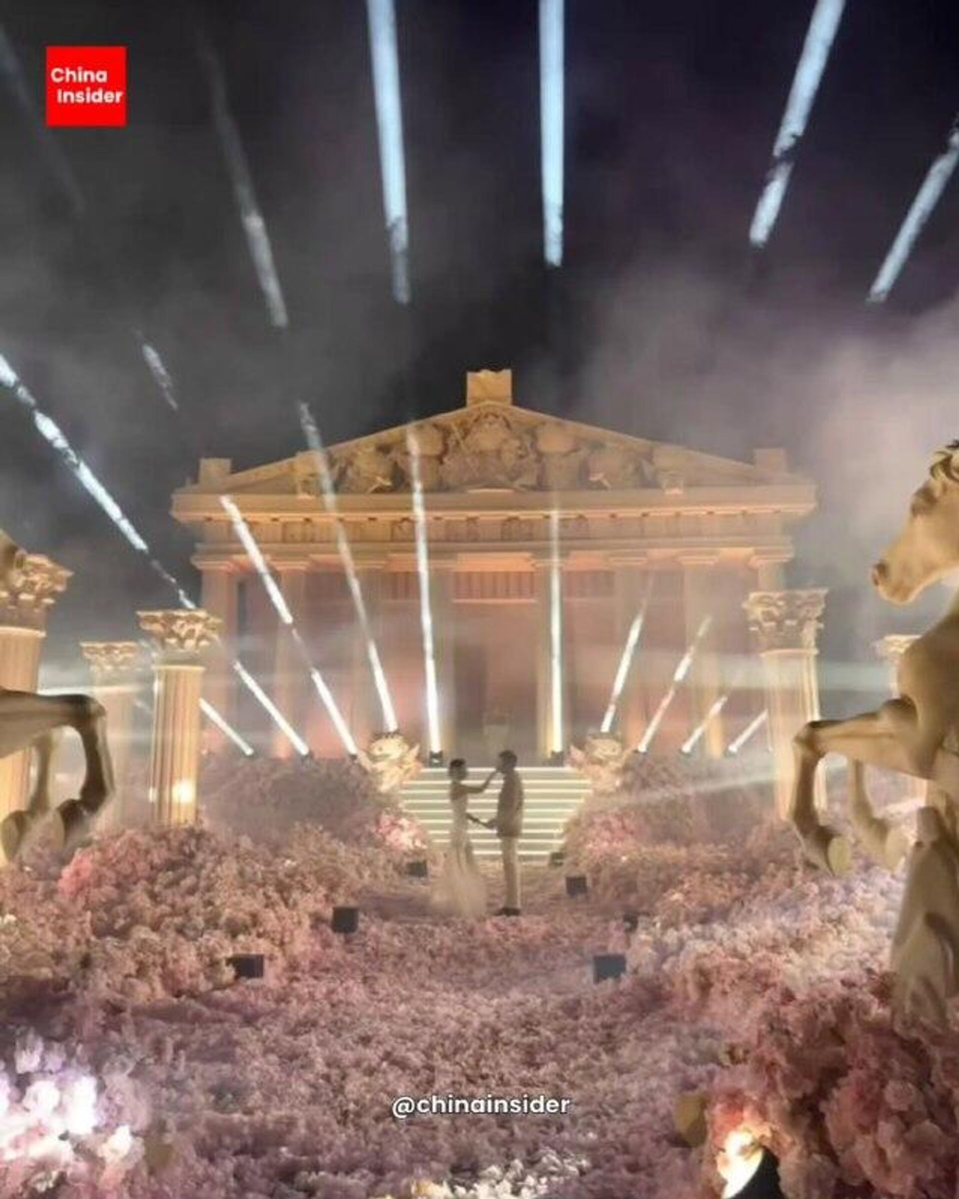 یک مرد چینی معبدی با تم هلو کیتی برای مراسم خواستگاری ساخت - اسپوتنیک ایران  , 1920, 05.12.2025