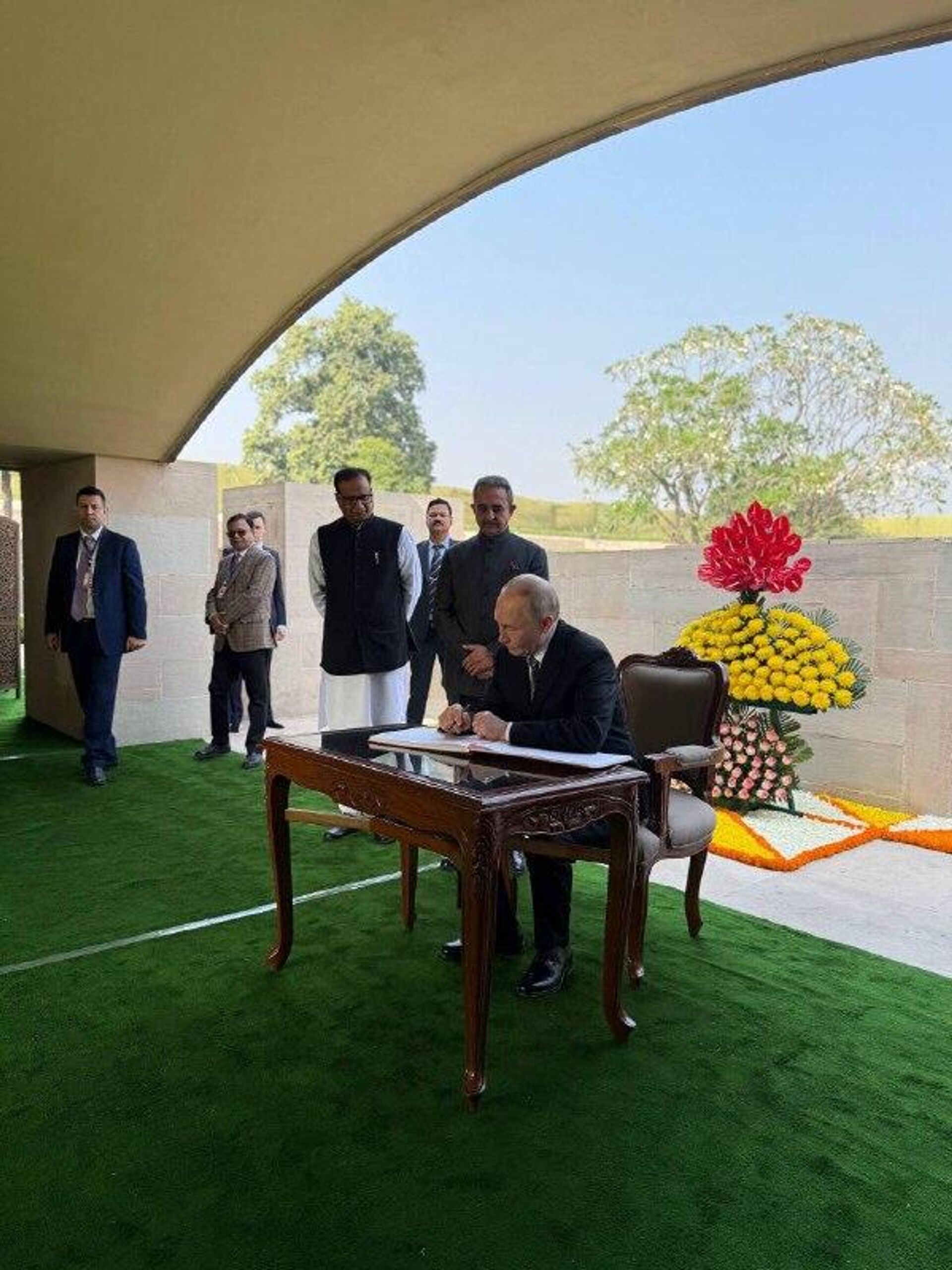 در این محل ولادیمیر پوتین دفتر مهمانان مجتمع راج گات را امضا کرد - اسپوتنیک ایران  , 1920, 05.12.2025