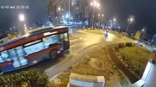 پرش عجیب یک مرسدس بنز از روی دو خودرو - اسپوتنیک ایران  