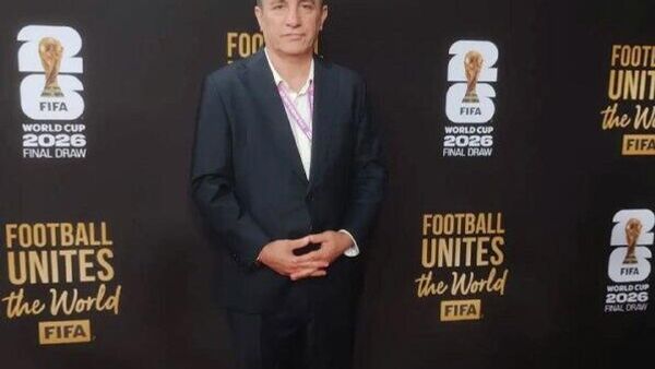 حضور امیر قلعه‌نویی، سرمربی تیم ملی فوتبال ایران در محل قرعه‌کشی جام جهانی - اسپوتنیک ایران  