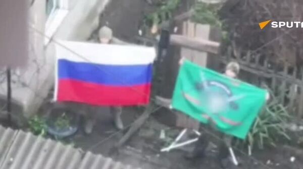 تصاویر وزارت دفاع روسیه، از سربازان روسی در حال نگه داشتن پرچم سه رنگ روسیه در شهر آزاد شده «رِونویه» در جمهوری خلق دونتسک - اسپوتنیک ایران  