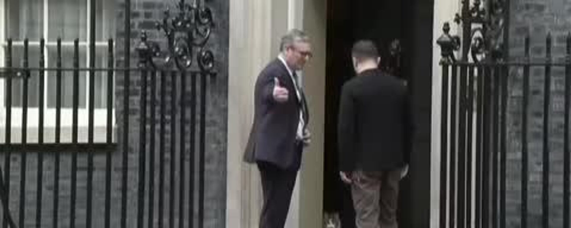 حتی گربه هم هنگام ورود زلنسکی به دفتر نخست‌وزیر بریتانیا، از ساختمان خارج شد - اسپوتنیک ایران  , 1920, 08.12.2025