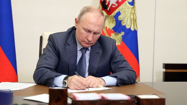 Президент России Владимир Путин во время совещания в режиме видеоконференции с членами правительства РФ - اسپوتنیک ایران  