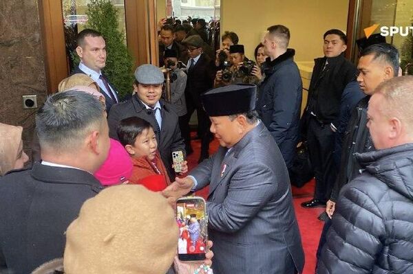 پرابووو سوبیانتو، رئیس جمهور اندونزی، در حالی که مورد استقبال دانشجویان و مهاجران اندونزیایی قرار گرفته بود، وارد هتل فور سیزنز شد و قرار است اواخر امروز با پوتین دیدار و گفتگو کند - اسپوتنیک ایران  