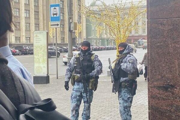 پرابووو سوبیانتو، رئیس جمهور اندونزی، در حالی که مورد استقبال دانشجویان و مهاجران اندونزیایی قرار گرفته بود، وارد هتل فور سیزنز شد و قرار است اواخر امروز با پوتین دیدار و گفتگو کند - اسپوتنیک ایران  