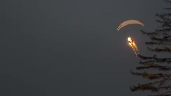 امروز در جریان بازار کریسمس، سورتمه‌ای با گوزن‌های شمالی بر فراز بازار رادزمین (استان ماسووی) به پرواز درآمد - اسپوتنیک ایران  