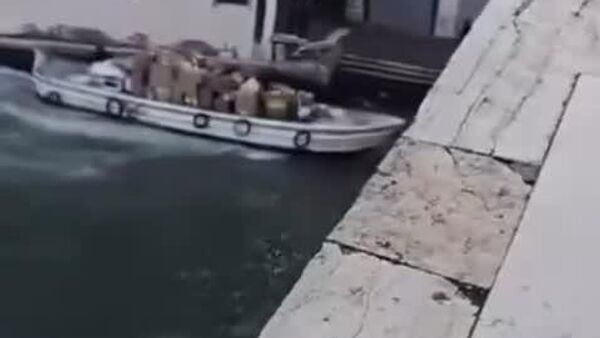 در ونیز، زنی تلاش کرد قایقی پر از بسته‌های پستی را بدزدد، اما هنگام حرکت با سرعت زیاد در امتداد کانال، کنترل خود را از دست داد - اسپوتنیک ایران  