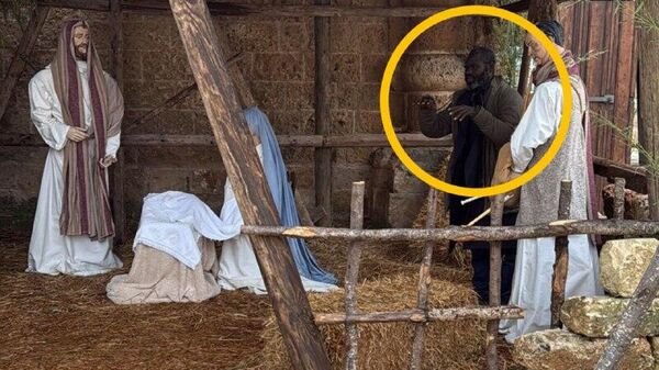 یک خلافکار در ایتالیا تلاش کرد تا در یک صحنه‌ی میلاد مسیح، خود را به شکل یک آدمک درآورد - اسپوتنیک ایران  