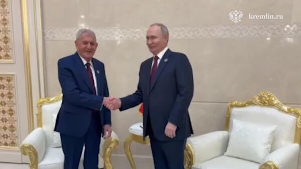 ولادیمیر پوتین در عشق آباد با عبداللطیف رشید، رئیس جمهور عراق، دیدار و گفتگو کرد - اسپوتنیک ایران  