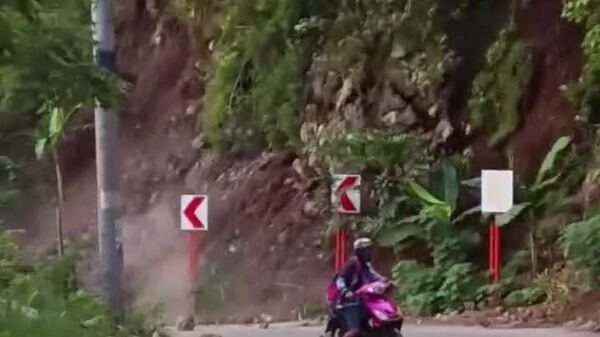 موتورسواران به سختی از رانش زمین در فیلیپین جان سالم به در بردند - اسپوتنیک ایران  