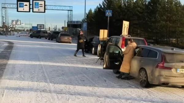 خودروی هايي كه در حمایت از بازگشایی مرز با روسیه در فنلاند گرد هم جمع شدمد - اسپوتنیک ایران  