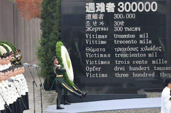 چین همزمان با افزایش تنش‌ها با ژاپن، یاد قربانیان قتل عام نانجینگ را گرامی می‌دارد - اسپوتنیک ایران  