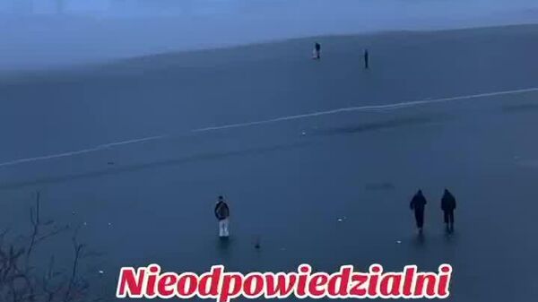 دو بزرگسال و یک کودک خردسال روی یخ نازک رودخانه مورسکی اوکو به طرز خطرناکی راه رفتند - اسپوتنیک ایران  