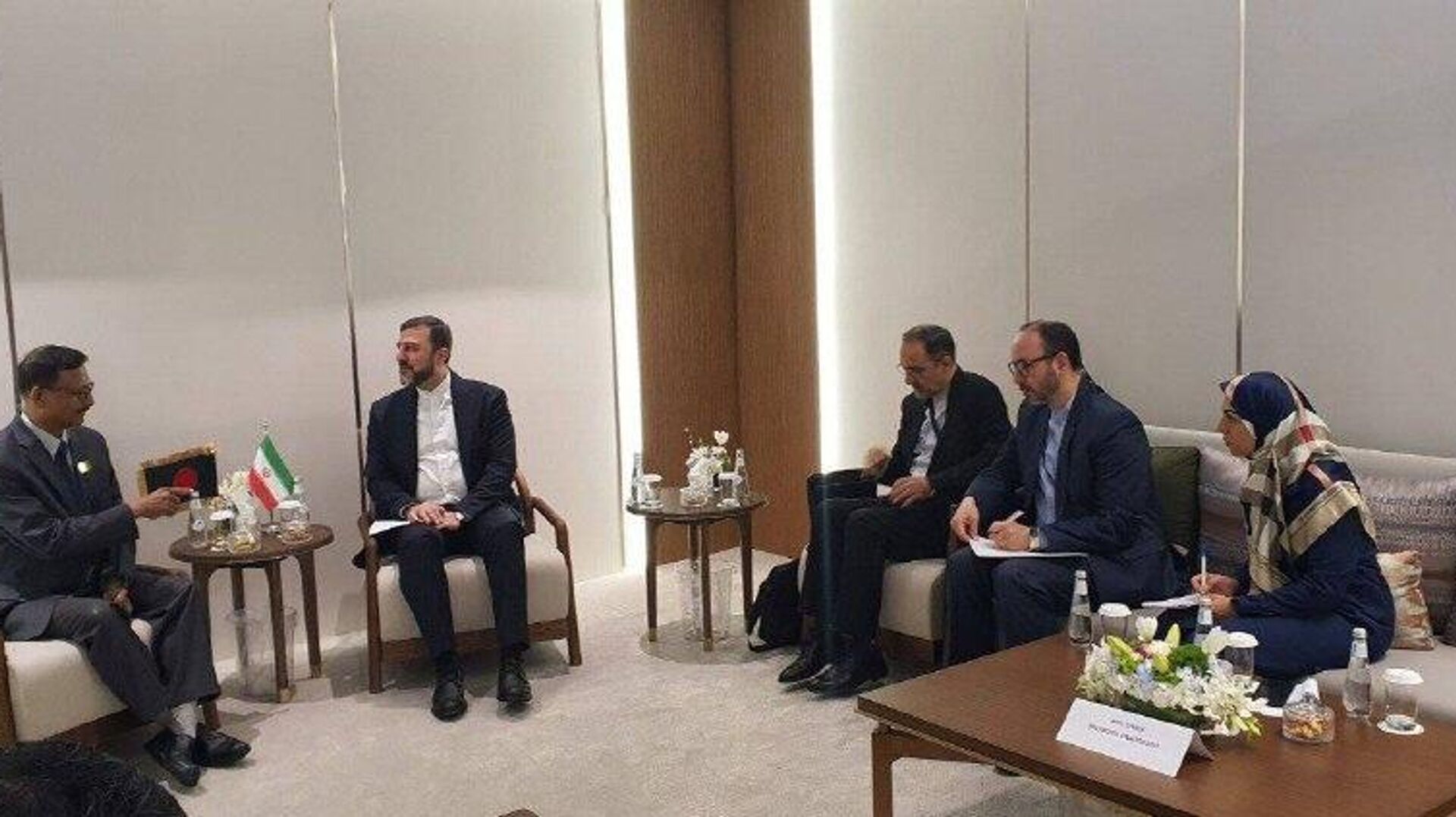 دیدار معاون حقوقی و بینالمللی وزارت امور خارجه با سرپرست وزارت امور خارجه بنگلادش دیدار معاون حقوقی و بینالمللی وزارت امور خارجه با سرپرست وزارت امور خارجه بنگلادش - اسپوتنیک ایران , 1920, 15.12.2025