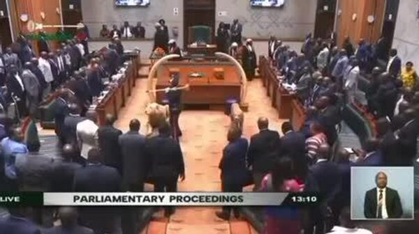 رئیس مجلس ملی زامبیا پس از تصویب تغییرات اساسی قانون اساسی توسط پارلمان، شروع به رقصیدن کرد - اسپوتنیک ایران  