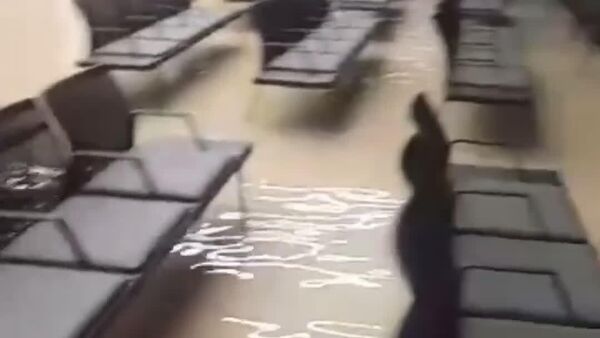 آبگرفتگی سالن ترانزیت فرودگاه کیش در پی بارش باران‌های شدید و نفوذ آب به سالن - اسپوتنیک ایران  