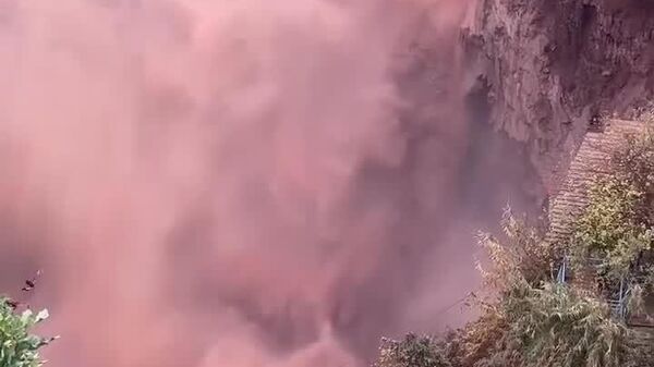 آبشار اوزود در مراکش پس از باران‌های شدید به رنگ قهوه‌ای مایل به قرمز درآمد - اسپوتنیک ایران  