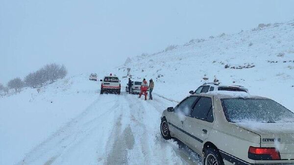 امدادرسانی تیم های عملیاتی هلال احمر در محورهای برف گیر استان چهارمحال و بختیاری - اسپوتنیک ایران  