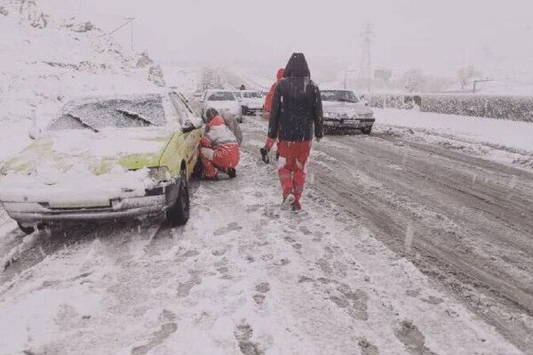 امدادرسانی تیم های عملیاتی هلال احمر در محورهای برف گیر استان چهارمحال و بختیاری - اسپوتنیک ایران  