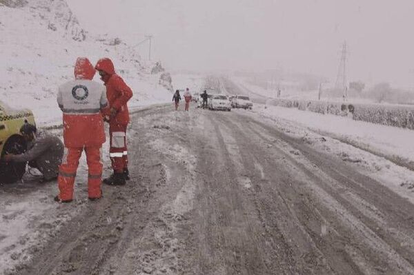 امدادرسانی تیم های عملیاتی هلال احمر در محورهای برف گیر استان چهارمحال و بختیاری - اسپوتنیک ایران  