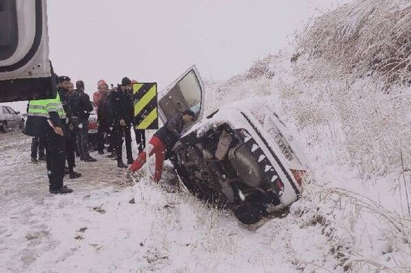 امدادرسانی تیم های عملیاتی هلال احمر در محورهای برف گیر استان چهارمحال و بختیاری - اسپوتنیک ایران  