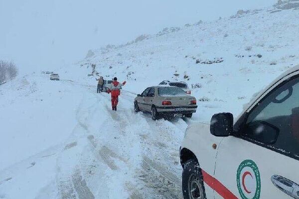 امدادرسانی تیم های عملیاتی هلال احمر در محورهای برف گیر استان چهارمحال و بختیاری - اسپوتنیک ایران  