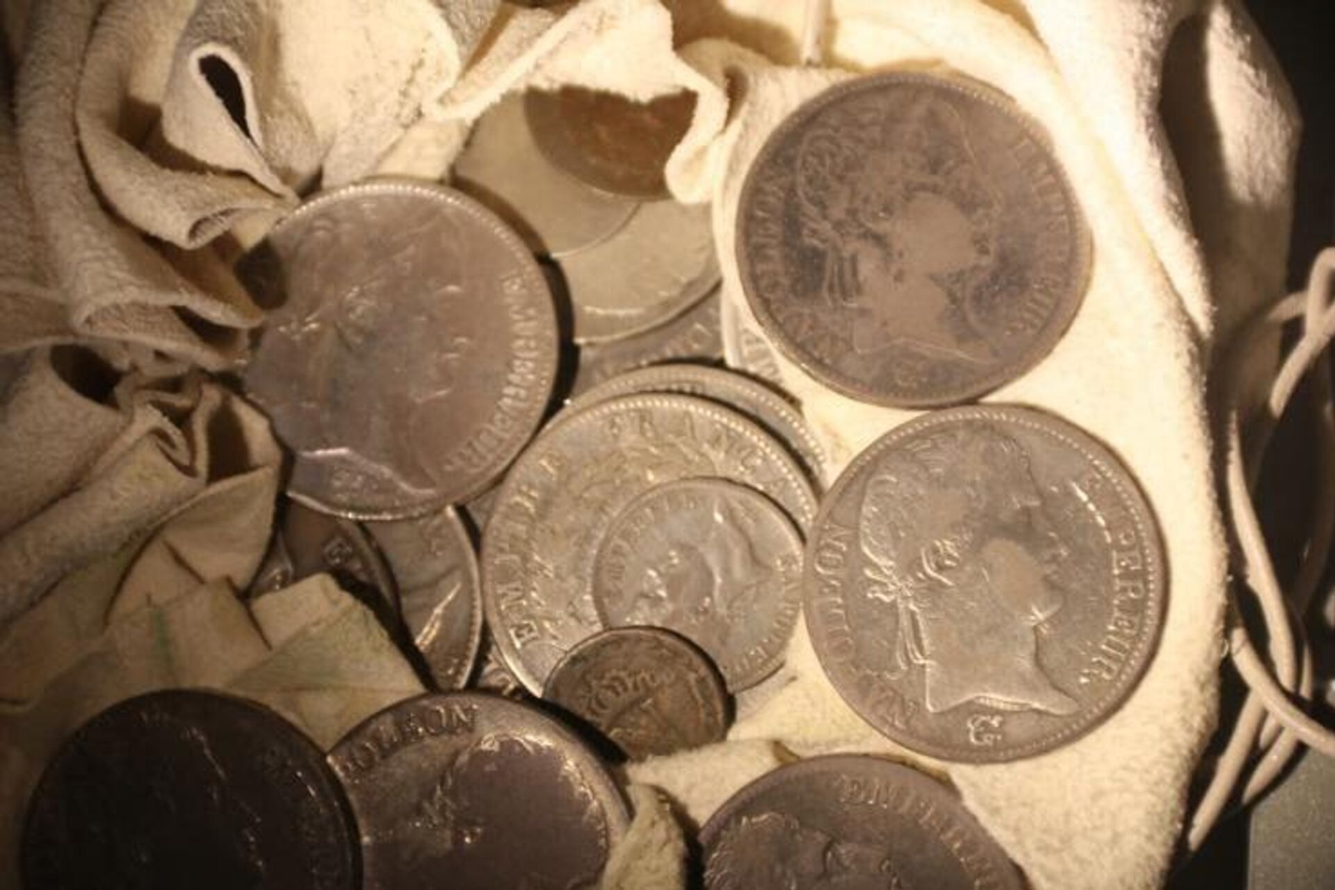 رسانه: انگشتر پنج الماس ناپلئون از محل اقامتش در بلژیک به سرقت رفت - اسپوتنیک ایران  , 1920, 19.12.2025