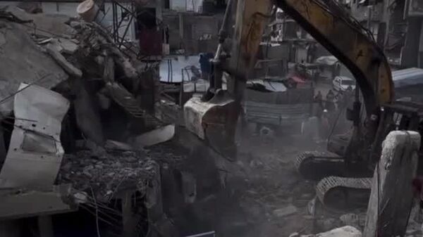 علیرغم کمبود تجهیزات تخصصی، تیم‌های دفاع مدنی کار خود را برای بیرون کشیدن اجساد از زیر آوار خانه‌های ویران شده توسط نیروهای اسرائیلی در طول جنگ علیه نوار غزه آغاز کردند - اسپوتنیک ایران  