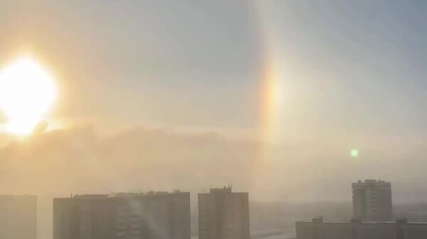 رنگین‌کمان جادویی زمستانی، در شهری در روسیه در دمای منفی 25 درجه سانتیگراد - اسپوتنیک ایران  