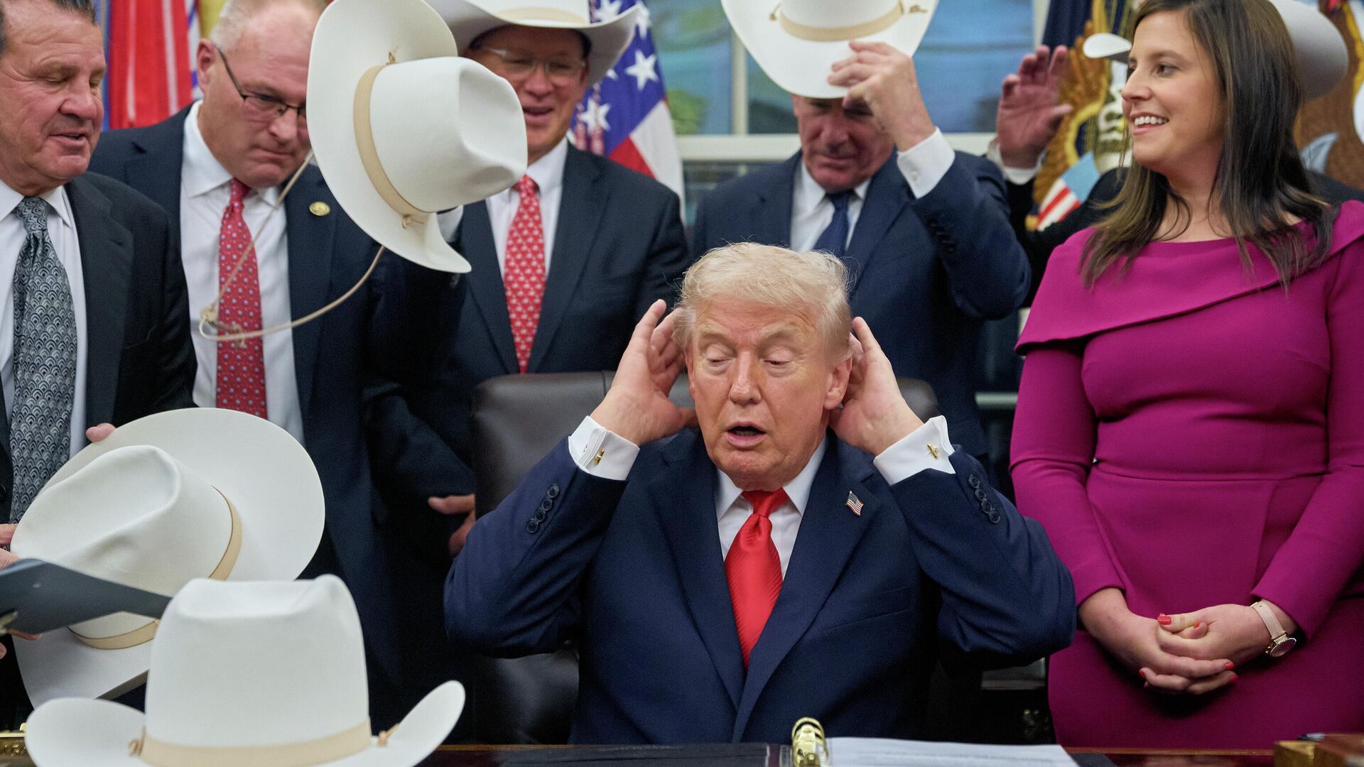 Президент Дональд Трамп в шутку поправляет прическу, чтобы сфотографироваться с членами мужской олимпийской сборной США по хоккею в Вашингтоне, США Президент Дональд Трамп в шутку поправляет прическу, чтобы сфотографироваться с членами мужской олимпийской сборной США по хоккею в Вашингтоне, США - اسپوتنیک ایران , 1920, 06.01.2026